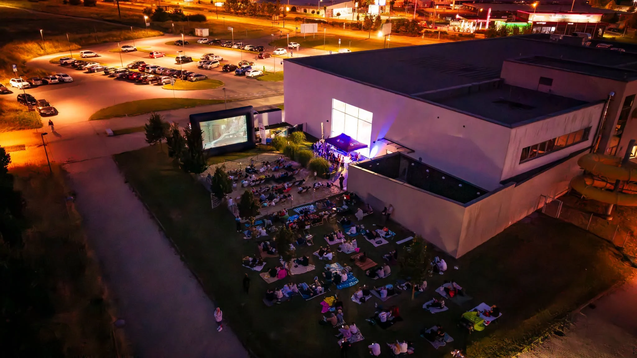 Pierwsze Wakacyjne Kino ROMA za nami. Widzowie obejrzeli kultowe "Gremliny" pod chmurką