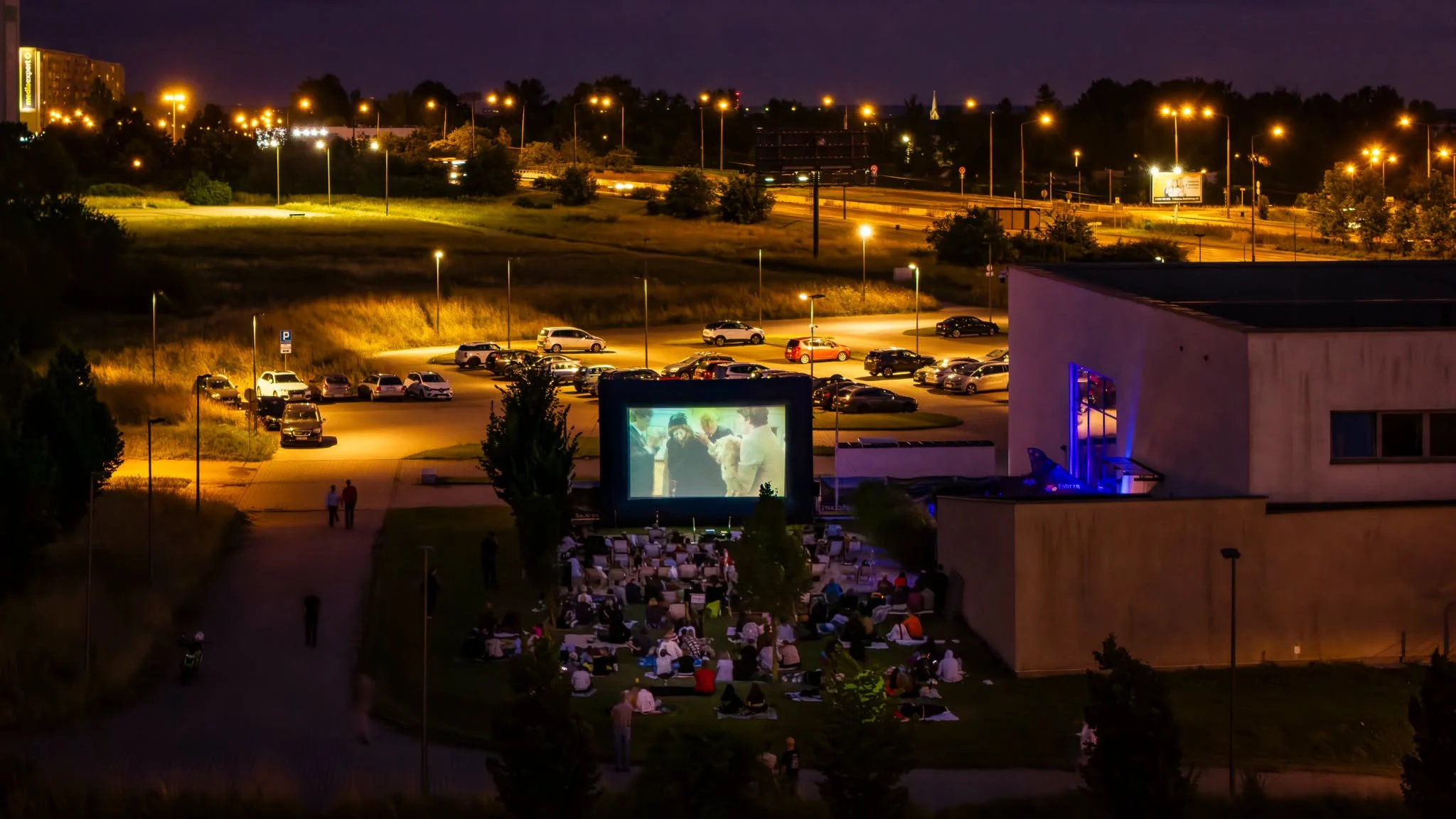 Pierwsze Wakacyjne Kino ROMA za nami. Widzowie obejrzeli kultowe "Gremliny" pod chmurką