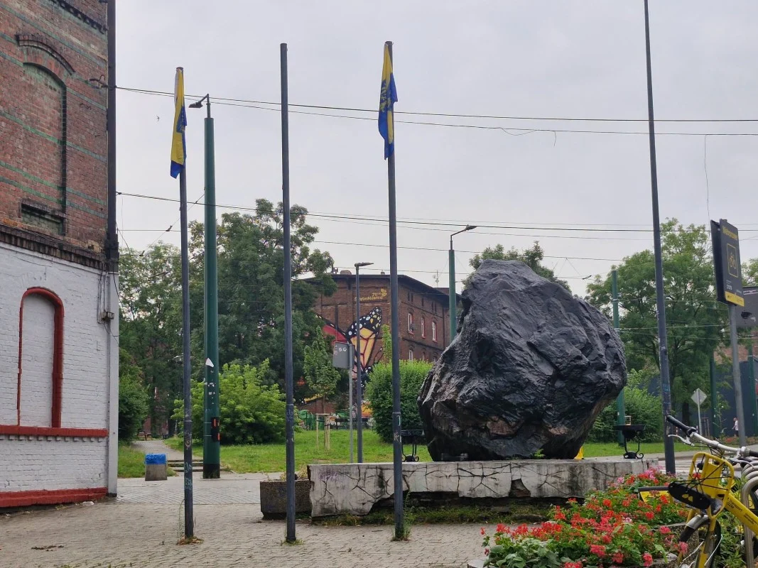Świętochłowice świętują Dziyń Ślōnskij Fany. Flagi zawisły na budynkach / fot. UM Świętochłowice FB