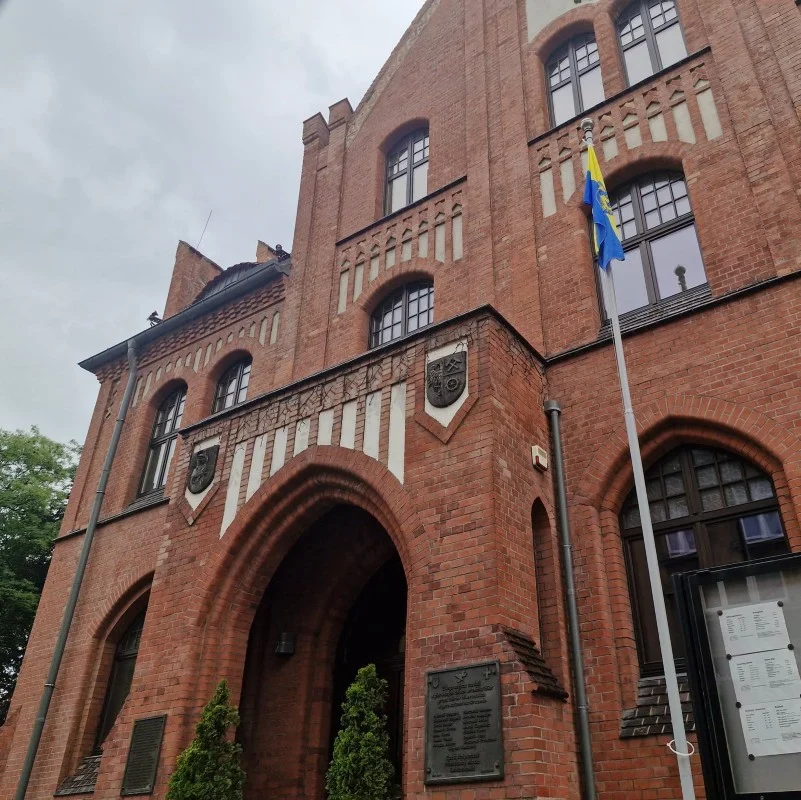 Świętochłowice świętują Dziyń Ślōnskij Fany. Flagi zawisły na budynkach / fot. UM Świętochłowice FB