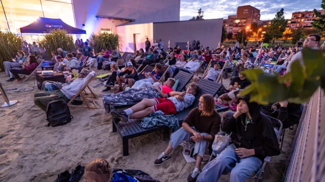 Pierwsze Wakacyjne Kino ROMA za nami. Widzowie obejrzeli kultowe "Gremliny" pod chmurką