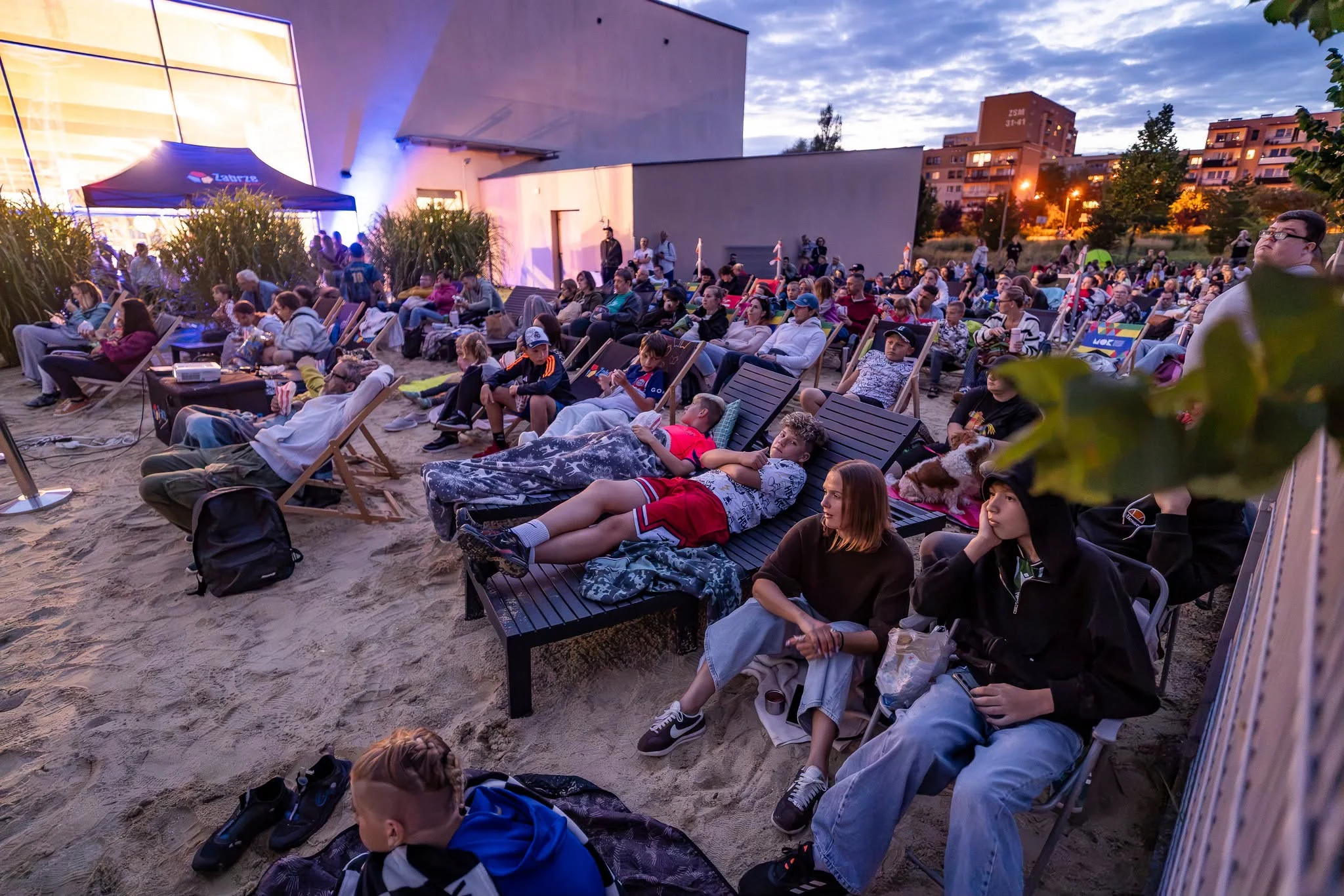 Pierwsze Wakacyjne Kino ROMA za nami. Widzowie obejrzeli kultowe "Gremliny" pod chmurką