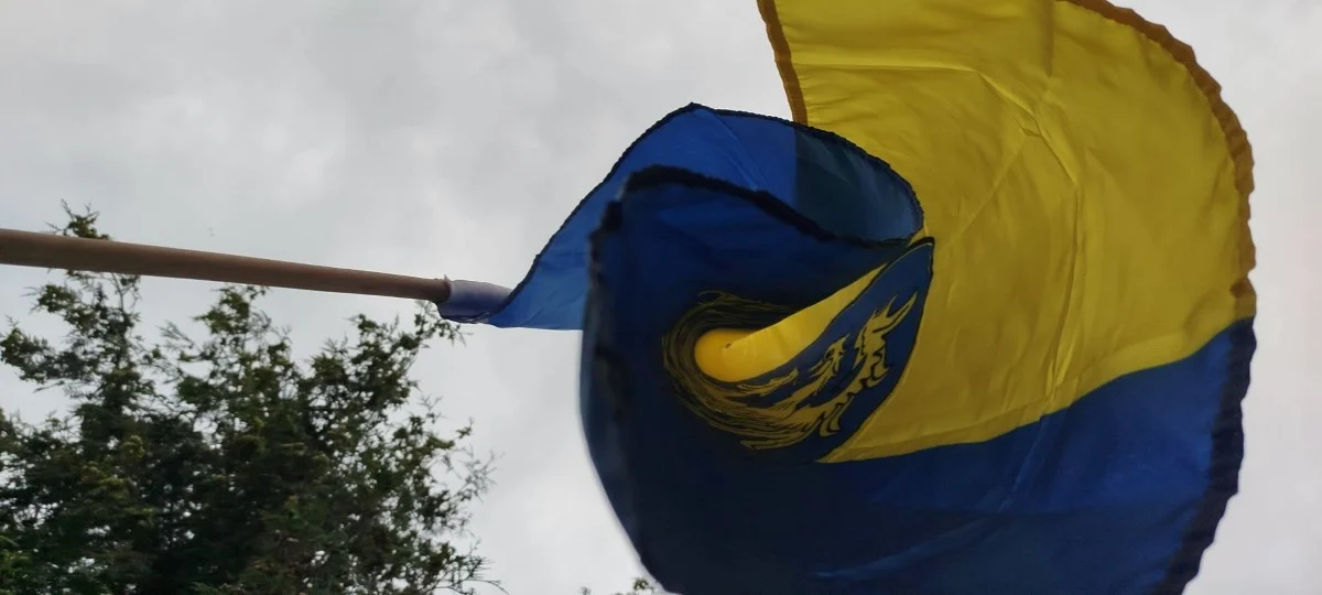 Świętochłowice świętują Dziyń Ślōnskij Fany. Flagi zawisły na budynkach / fot. UM Świętochłowice FB