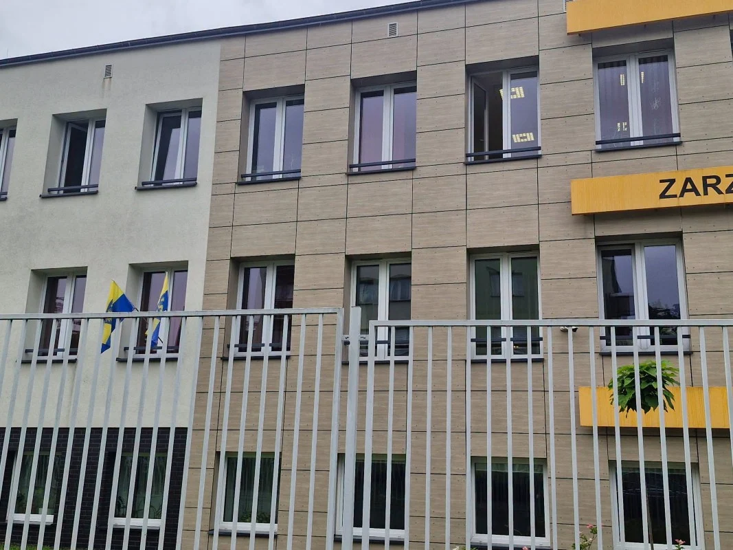 Świętochłowice świętują Dziyń Ślōnskij Fany. Flagi zawisły na budynkach / fot. UM Świętochłowice FB