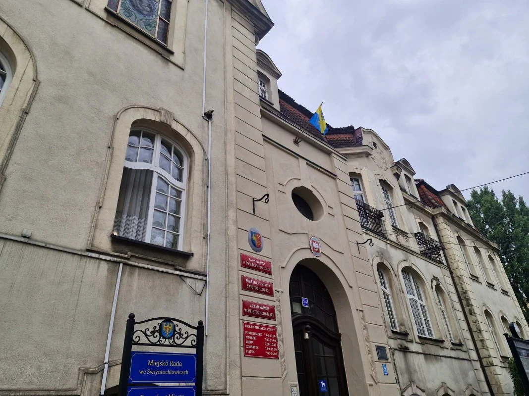 Świętochłowice świętują Dziyń Ślōnskij Fany. Flagi zawisły na budynkach / fot. UM Świętochłowice FB