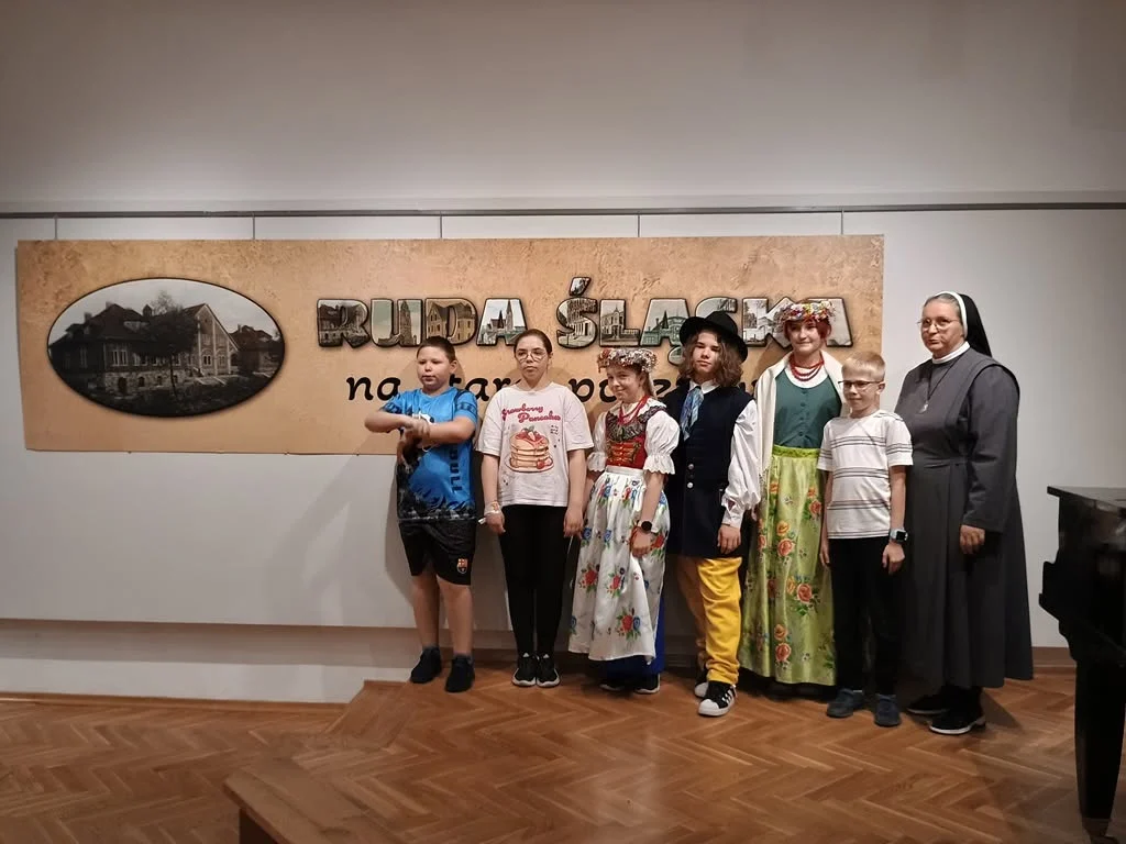 Dzieci poznawały śląskie stroje w Muzeum Miejskim w Rudzie Śląskiej. Pierwsze wakacyjne warsztaty za nami