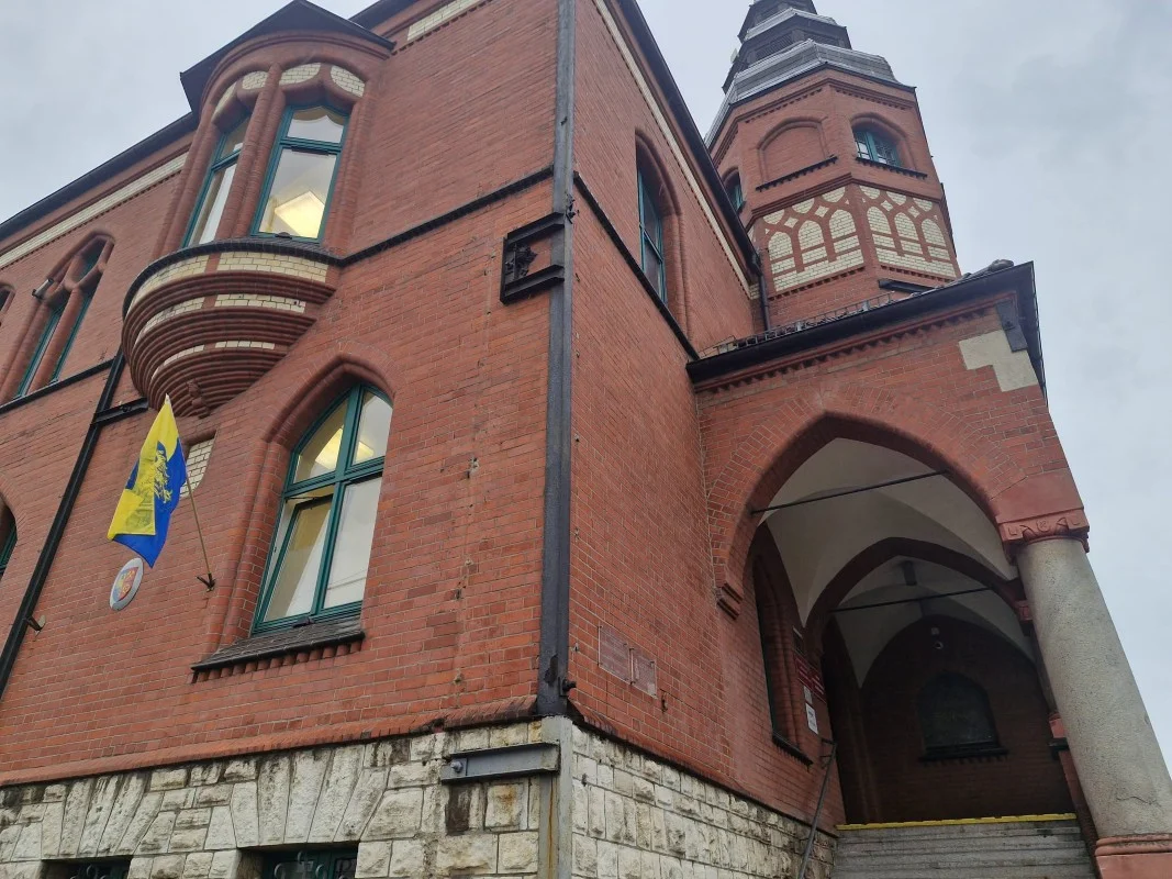 Świętochłowice świętują Dziyń Ślōnskij Fany. Flagi zawisły na budynkach / fot. UM Świętochłowice FB