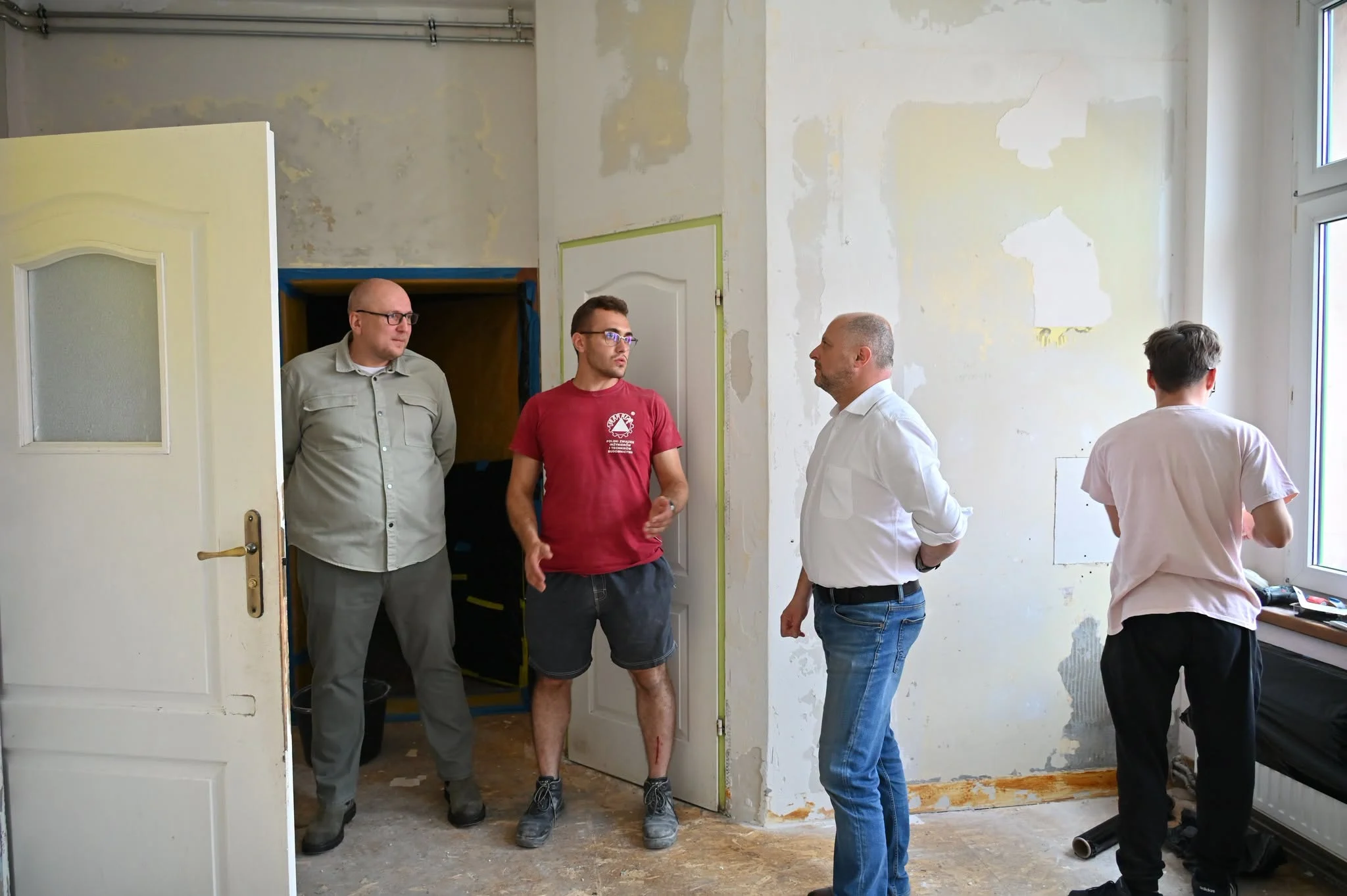 Wolontariusze remontują Placówkę Opiekuńczo-Wychowawczą nr 2 w Rudzie Śląskiej / fot. Michał Pierończyk FB