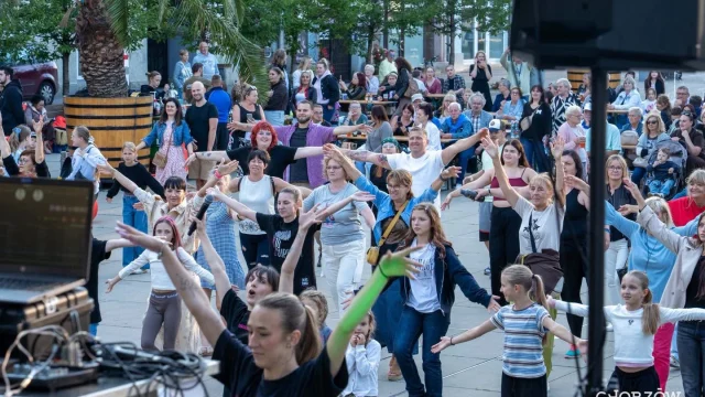 Rynek w Chorzowie zamienił się w parkiet. Królowały hity lat 80.
