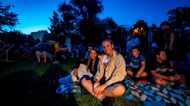„Deszczowa piosenka” pod gołym niebem. Kino ROMA zawitało do Rokitnicy