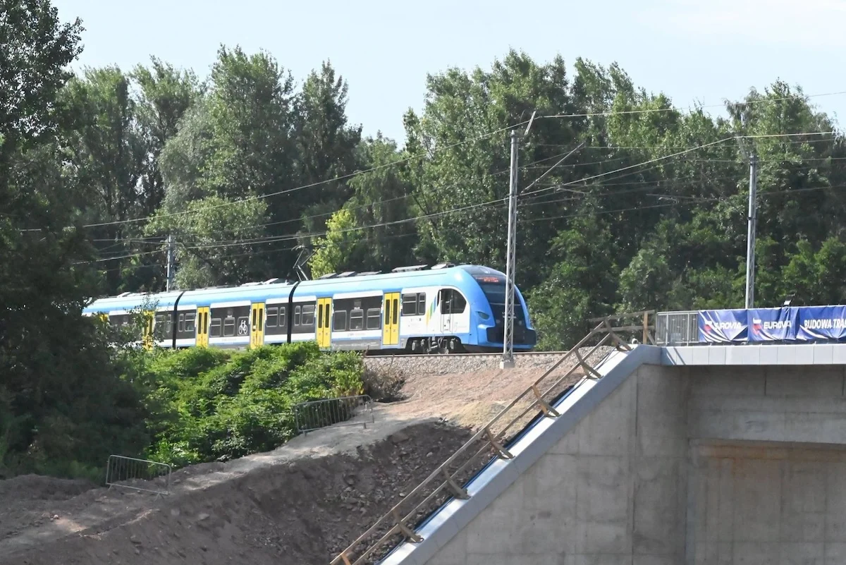 Pociągi wróciły na trasę Katowice–Gliwice. Prace związane z przekroczeniem linii kolejowej nr 137 zakończone