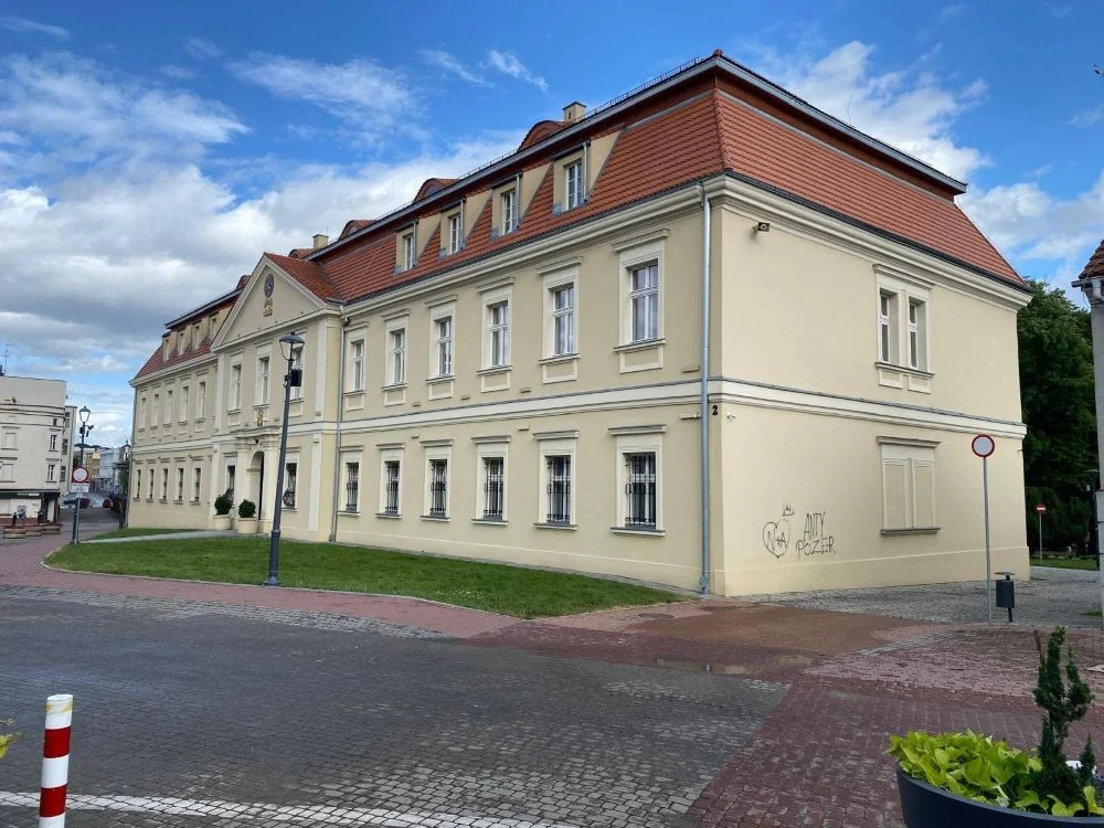 Akt wandalizmu w Parku Zamkowym. Zniszczono elewację Pałacu Dietrichsteinów