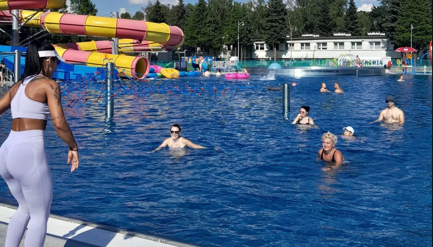 Aqua aerobik na Rajskiej Fali. Wakacyjne zajęcia w wodzie z instruktorem
