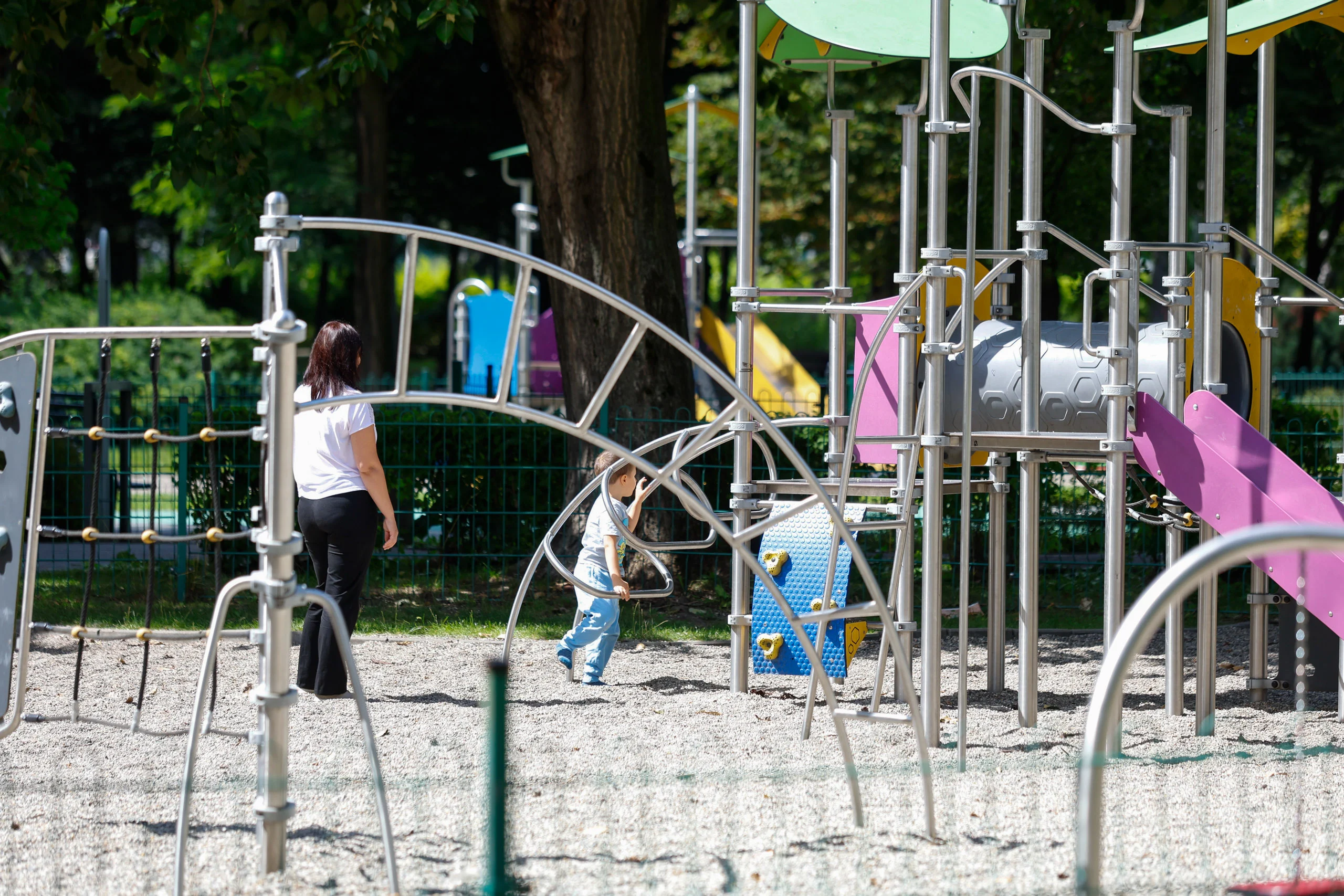 Część skweru stanowi również plac zabaw zrealizowany w ramach budżetu obywatelskiego_fot. KAW