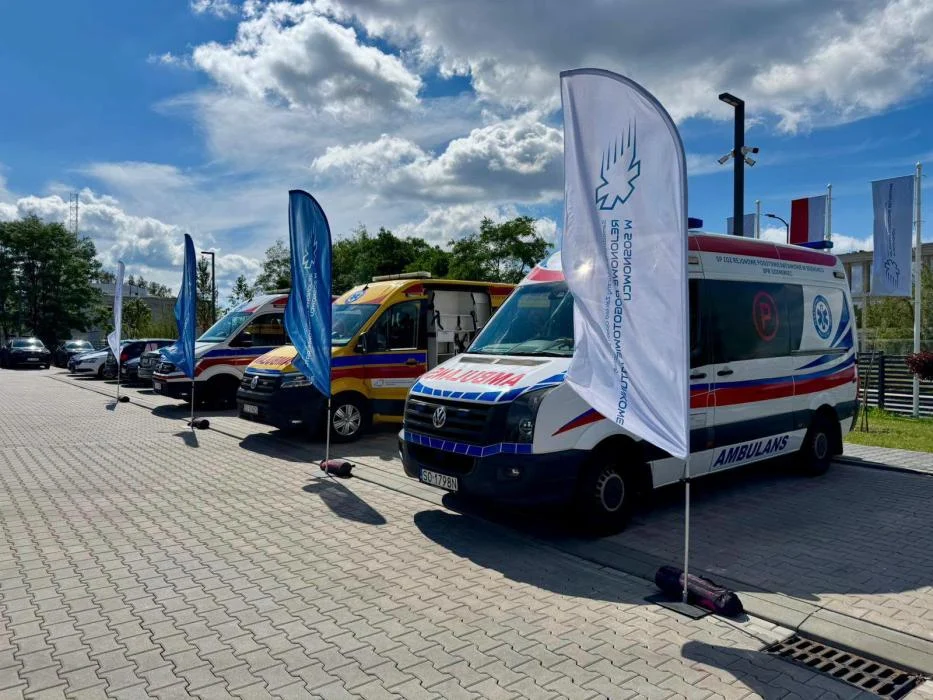 Cztery ambulanse z Sosnowca przekazane szpitalom w rejonie. fot. Andrzej Grygiel (1)