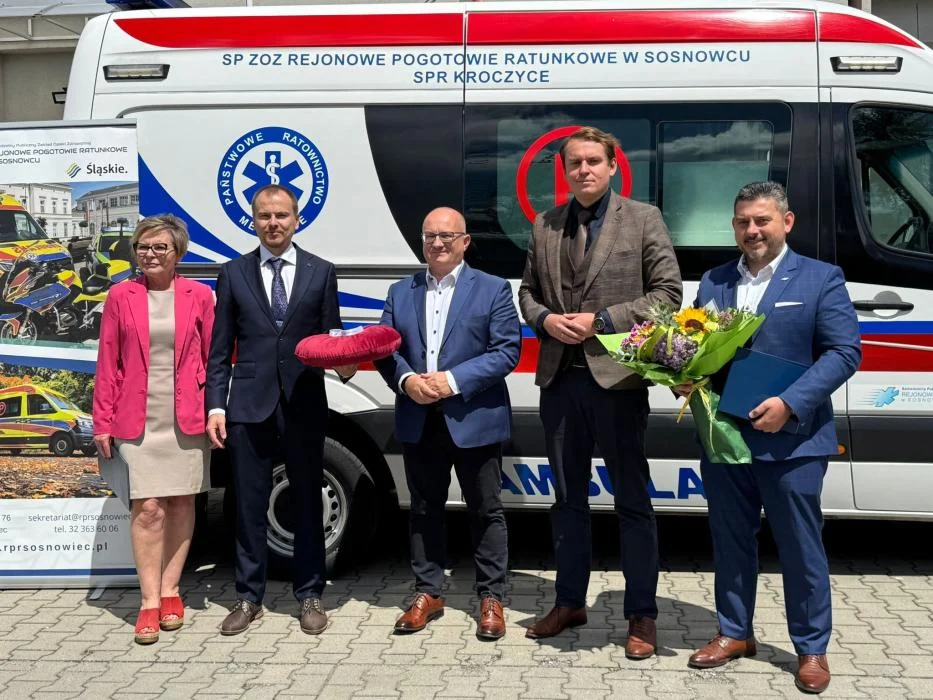 Cztery ambulanse z Sosnowca przekazane szpitalom w rejonie. fot. Andrzej Grygiel (4)