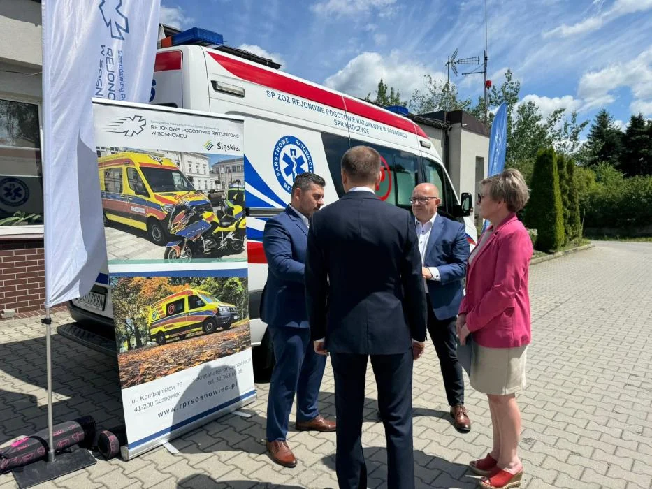 Cztery ambulanse z Sosnowca przekazane szpitalom w rejonie. fot. Andrzej Grygiel (5)