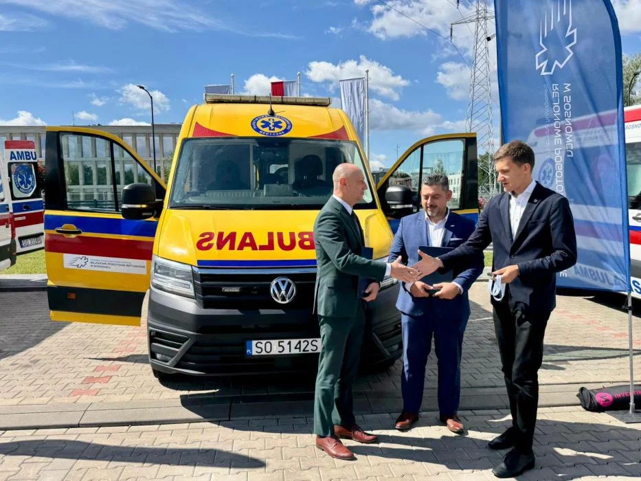 Cztery ambulanse z Sosnowca przekazane szpitalom w rejonie. fot. Andrzej Grygiel (6)