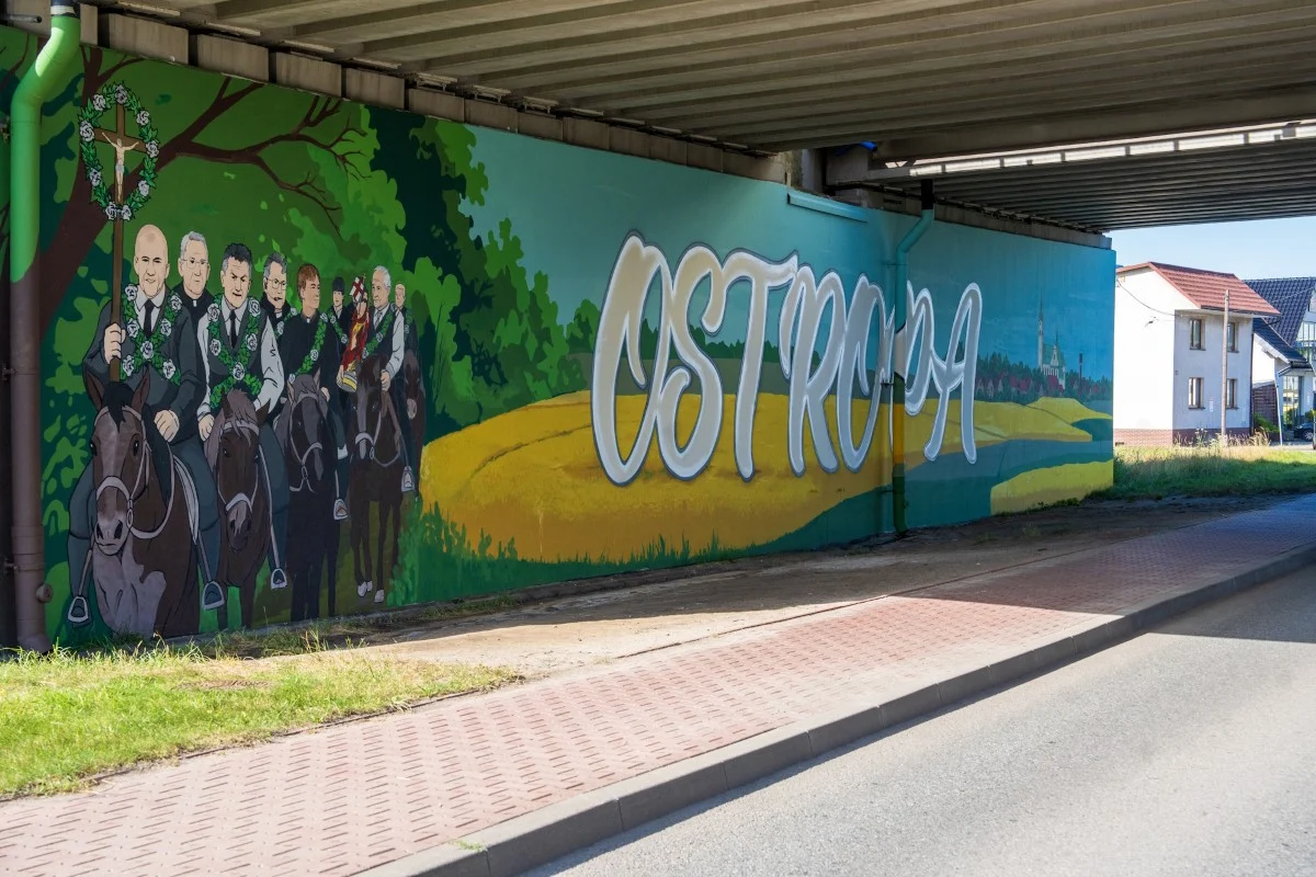 Ostropa z nową wizytówką. Kolorowy mural nawiązuje do tradycji i wita w dzielnicy