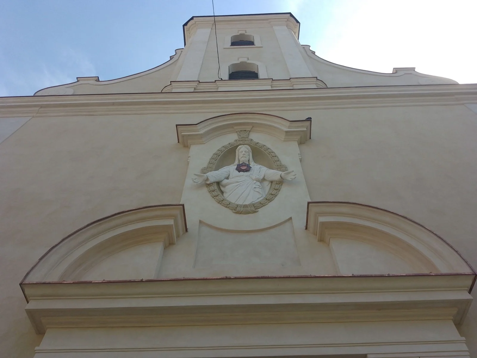 Elewacja kościoła pw. św. Wojciecha wypiękniała po gruntownym remoncie
