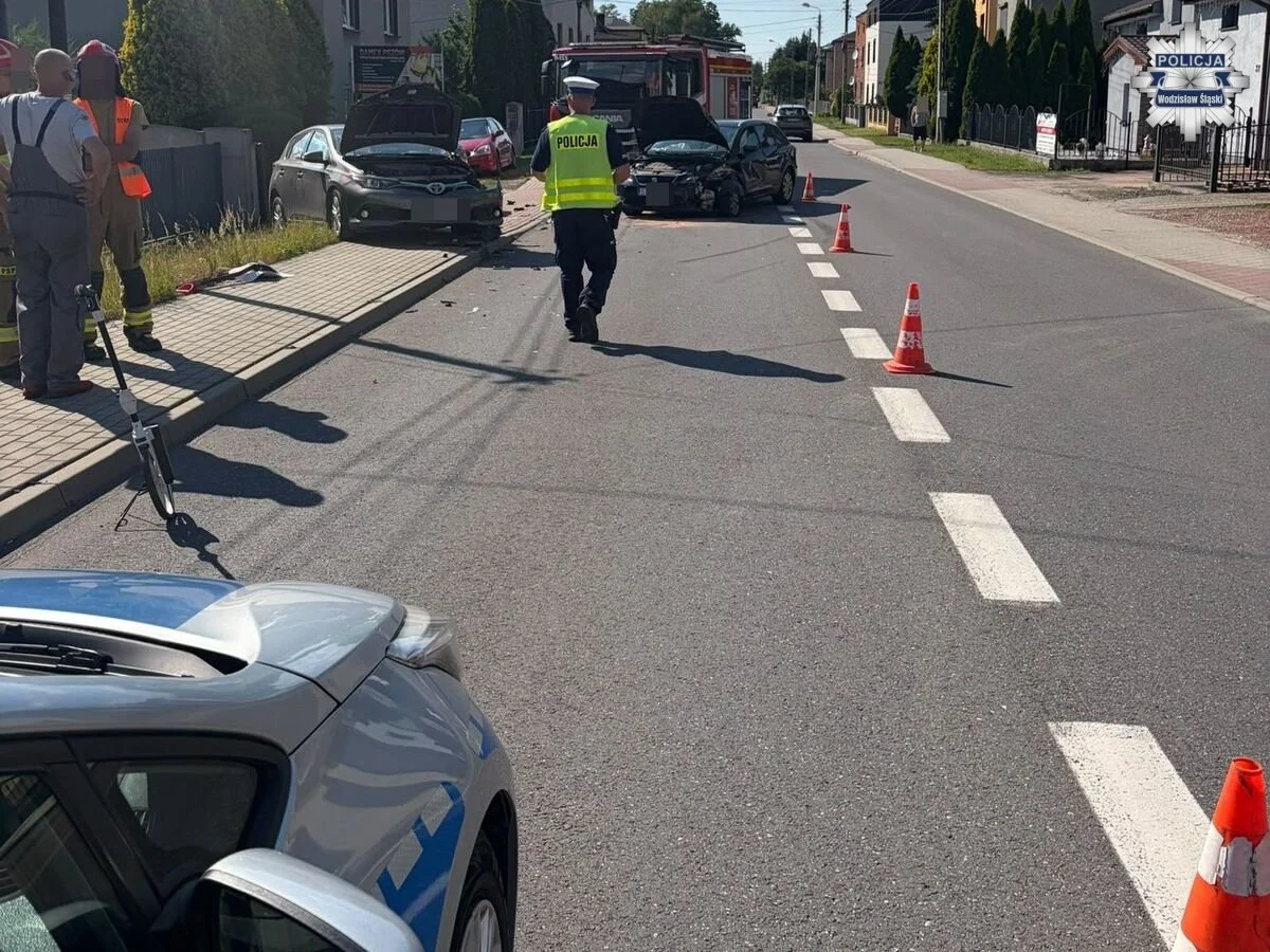 Kolizja trzech pojazdów w Rydułtowach. Kierująca Toyotą trafiła do szpitala (1)