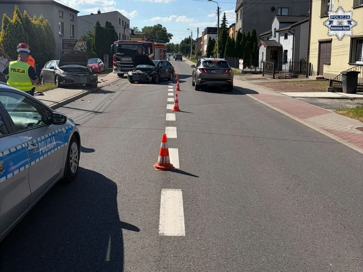 Kolizja trzech pojazdów w Rydułtowach. Kierująca Toyotą trafiła do szpitala (2)