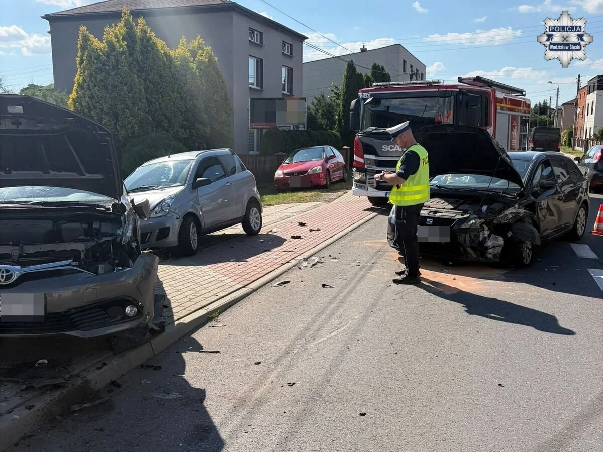 Kolizja trzech pojazdów w Rydułtowach. Kierująca Toyotą trafiła do szpitala