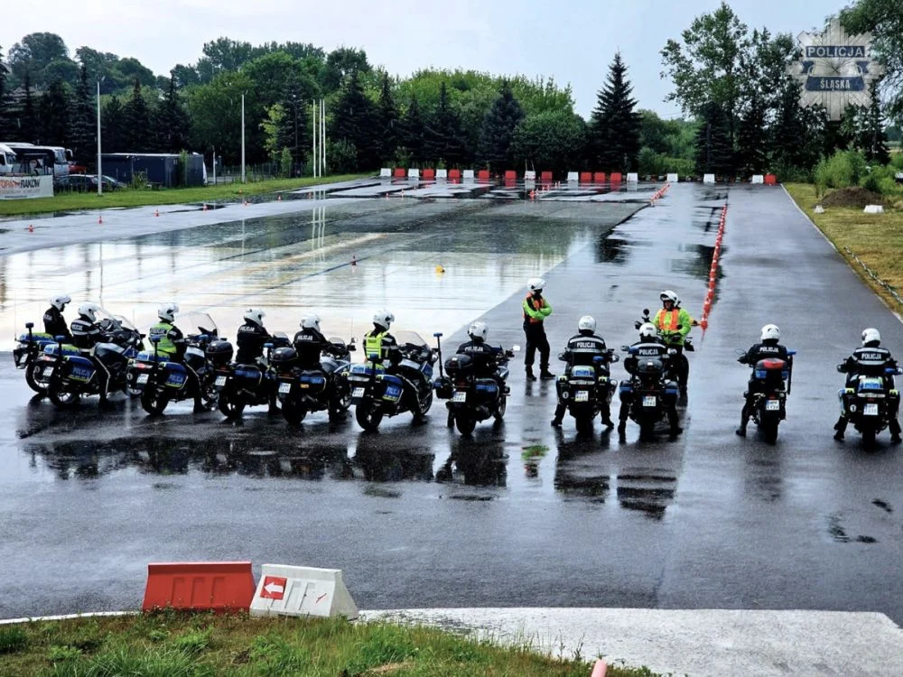 Motocykle służbowe w ruch. Specjalne szkolenie policjantów śląskiej drogówki