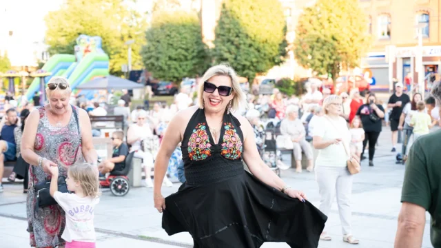 Tłumy na rynku w Nowym Bytomiu. Mieszkańcy zatańczyli w stylu retro