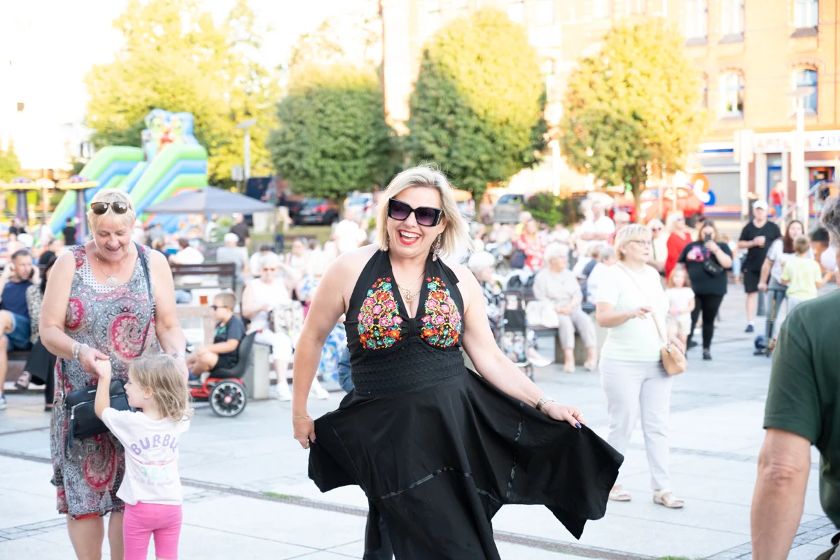 Tłumy na rynku w Nowym Bytomiu. Mieszkańcy zatańczyli w stylu retro
