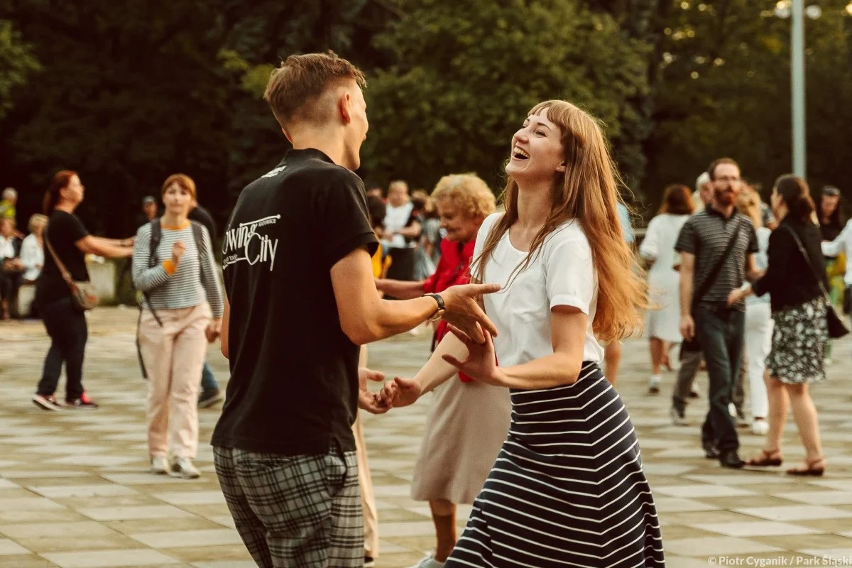 Letnie potańcówki wracają do Parku Śląskiego – trzy bezpłatne wieczory z muzyką i tańcem dla każdego