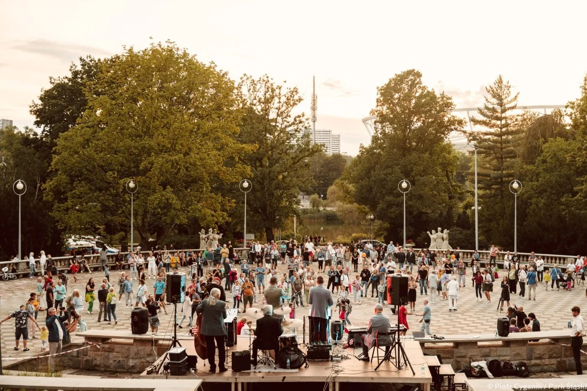 Letnie potańcówki wracają do Parku Śląskiego – trzy bezpłatne wieczory z muzyką i tańcem dla każdego / fot. TAURON Park Śląski(4)