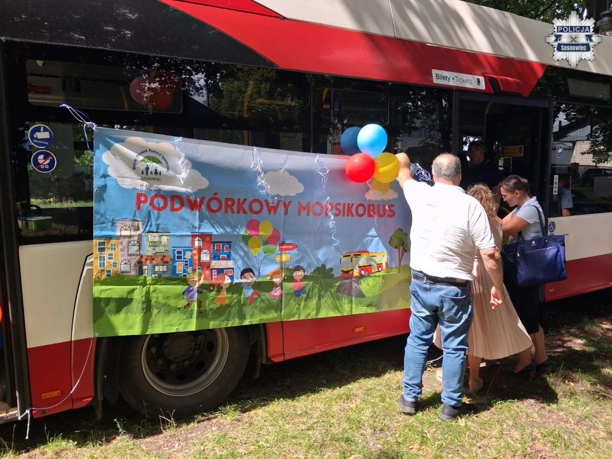 Radiowóz, konkursy i psy służbowe. „Mopsikobus” odwiedził Milowice (5)