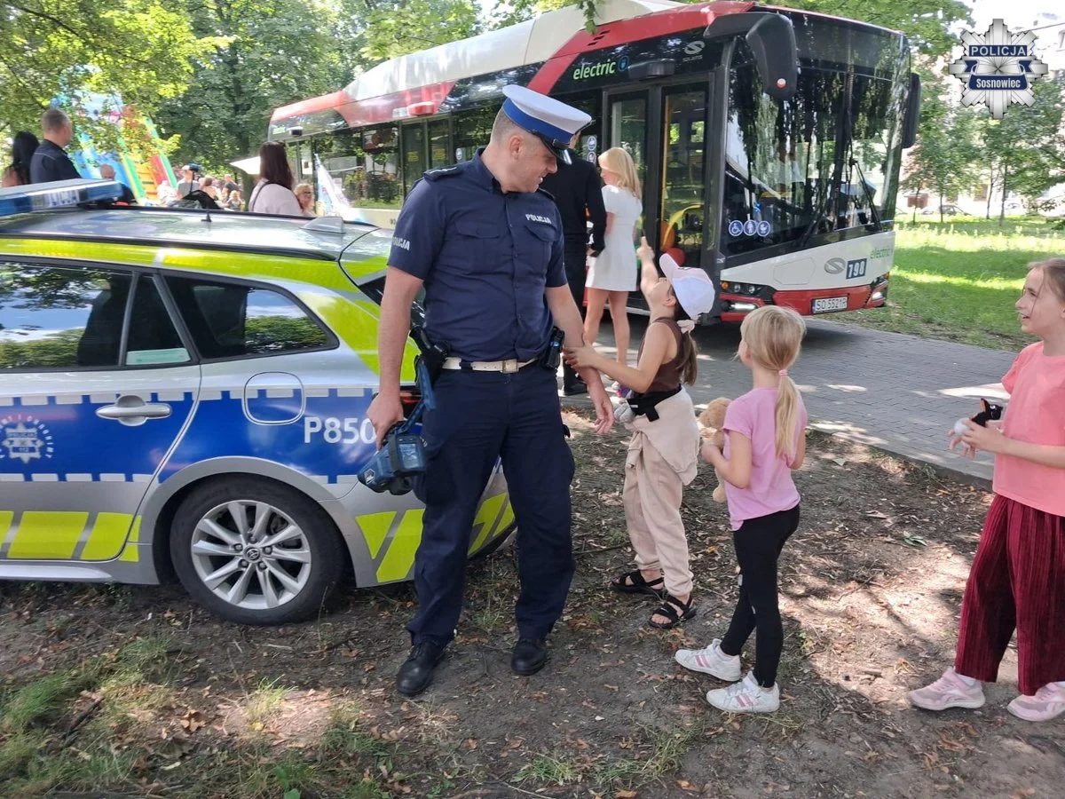 Radiowóz, konkursy i psy służbowe. „Mopsikobus” odwiedził Milowice (6)