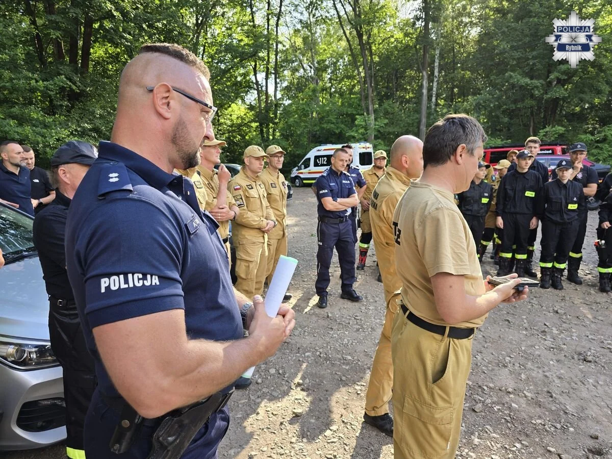 Rybnickie służby sprawdzały gotowość. Ćwiczenia odbyły się w trudnym terenie leśnym /fot. KMP Rybnik