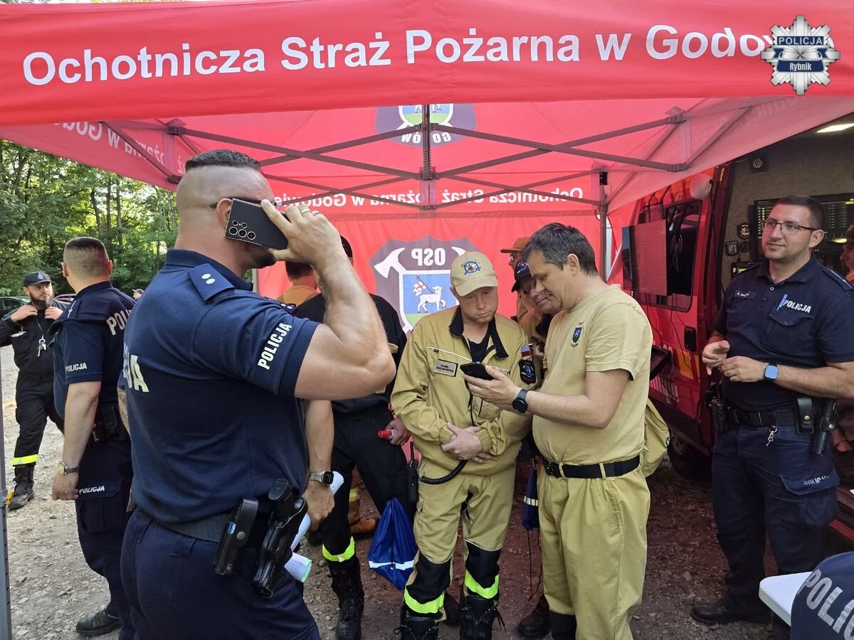 Rybnickie służby sprawdzały gotowość. Ćwiczenia odbyły się w trudnym terenie leśnym /fot. KMP Rybnik