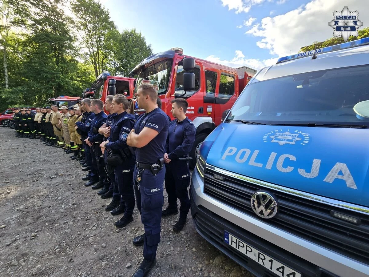 Rybnickie służby sprawdzały gotowość. Ćwiczenia odbyły się w trudnym terenie leśnym /fot. KMP Rybnik