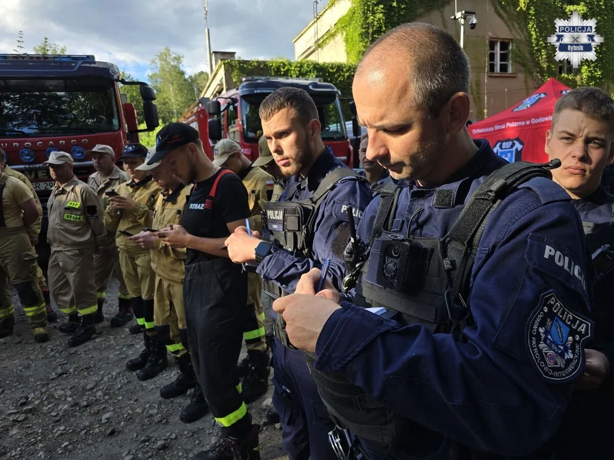 Rybnickie służby sprawdzały gotowość. Ćwiczenia odbyły się w trudnym terenie leśnym /fot. KMP Rybnik