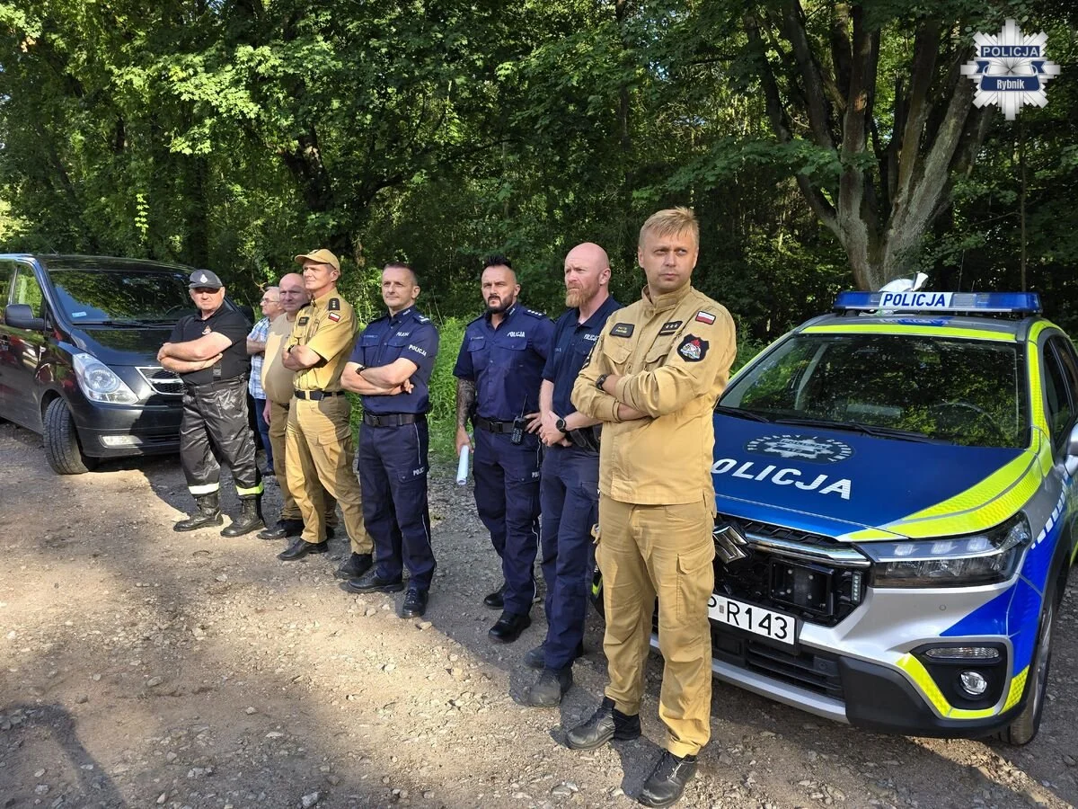 Rybnickie służby sprawdzały gotowość. Ćwiczenia odbyły się w trudnym terenie leśnym /fot. KMP Rybnik