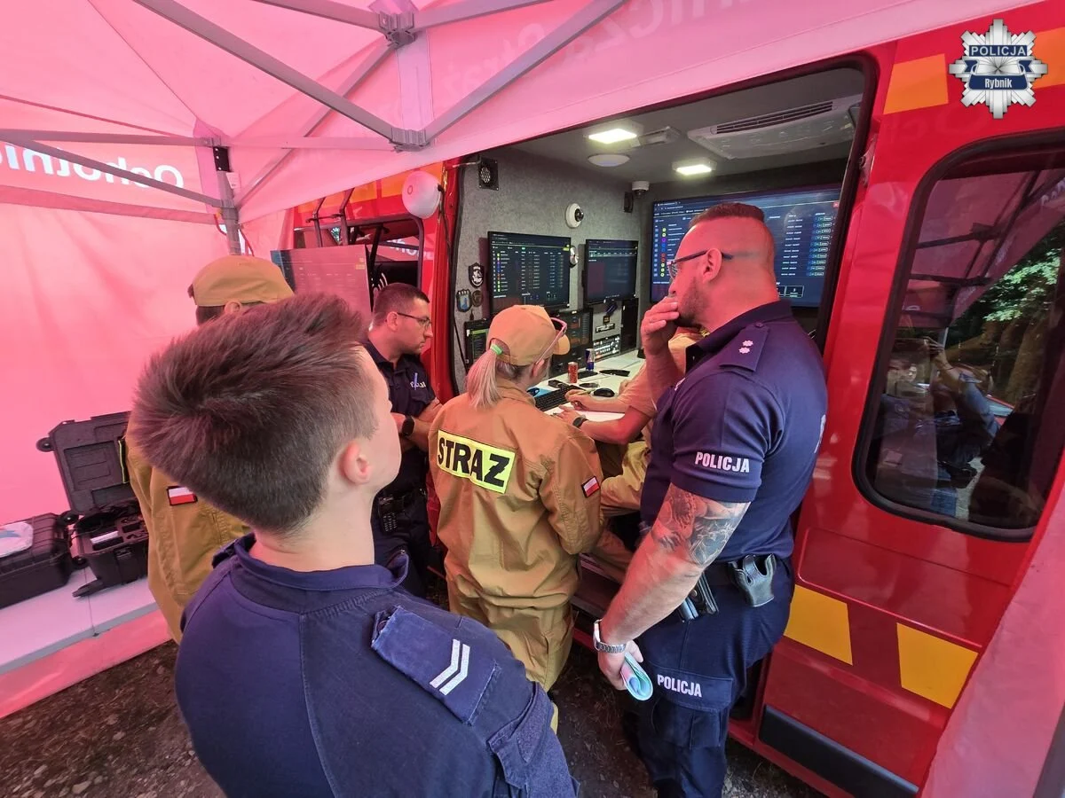 Rybnickie służby sprawdzały gotowość. Ćwiczenia odbyły się w trudnym terenie leśnym /fot. KMP Rybnik