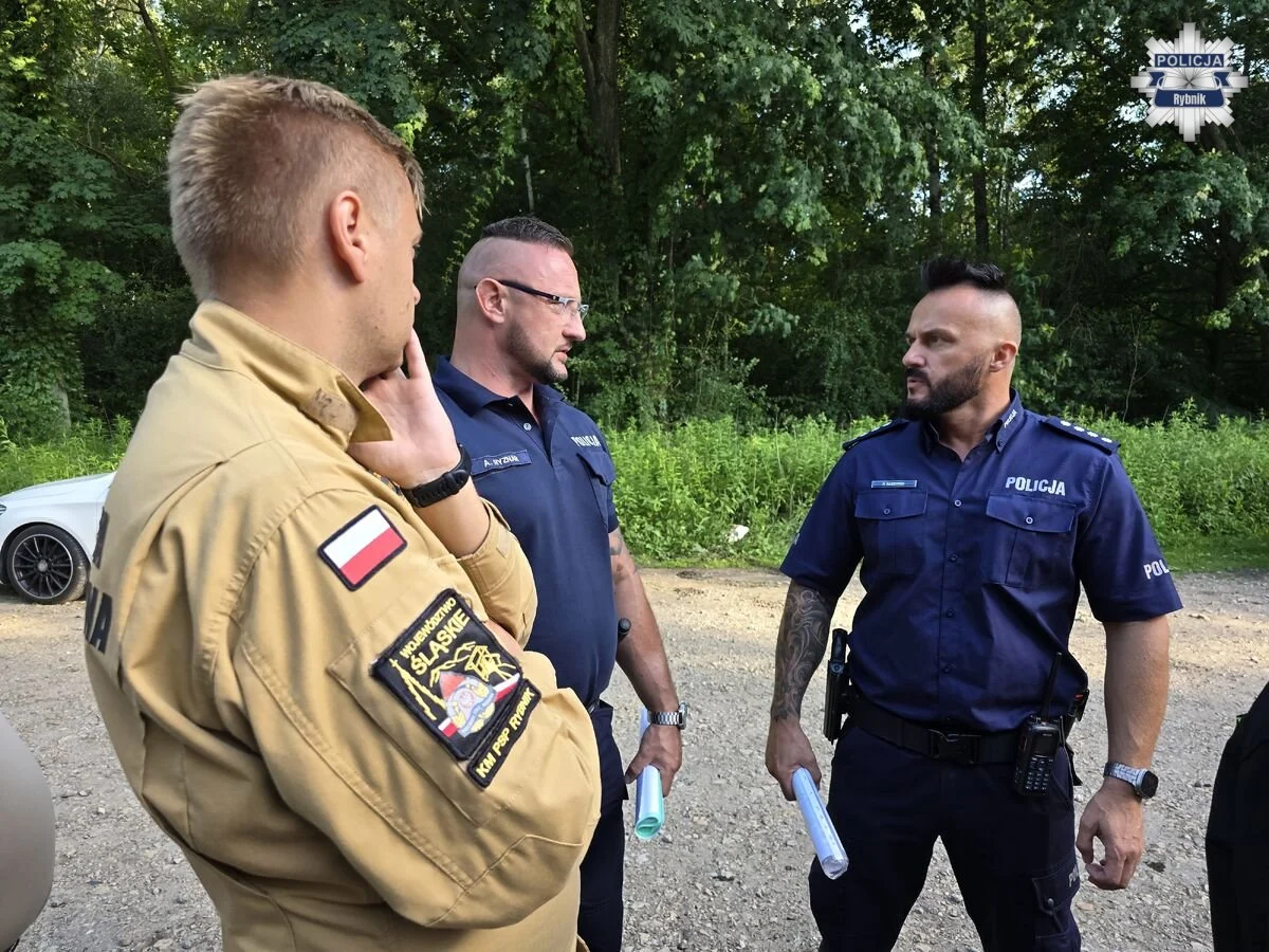 Rybnickie służby sprawdzały gotowość. Ćwiczenia odbyły się w trudnym terenie leśnym /fot. KMP Rybnik