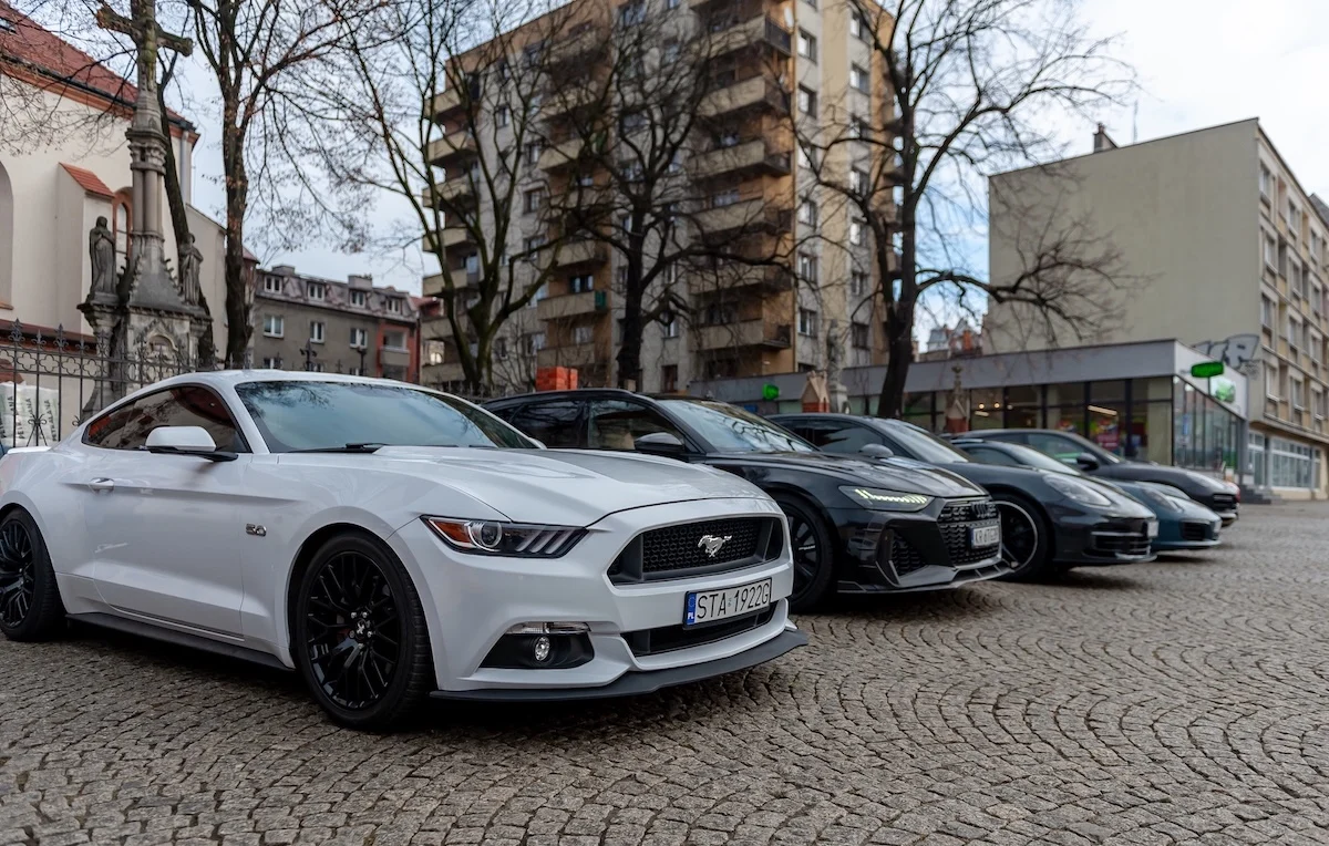 Gratka dla fanów motoryzacji. Sportowe samochody na bytomskim Rynku