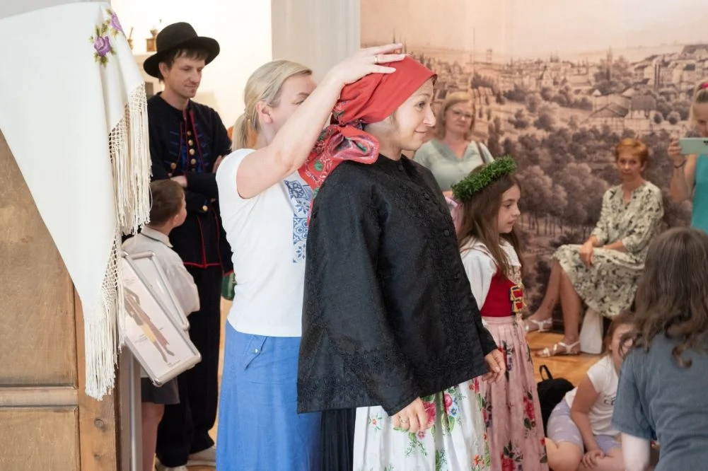 Śląska moda sprzed lat. Rodzinne warsztaty w bytomskim muzeum fot. Grzegorz Goik UM Bytom (1)