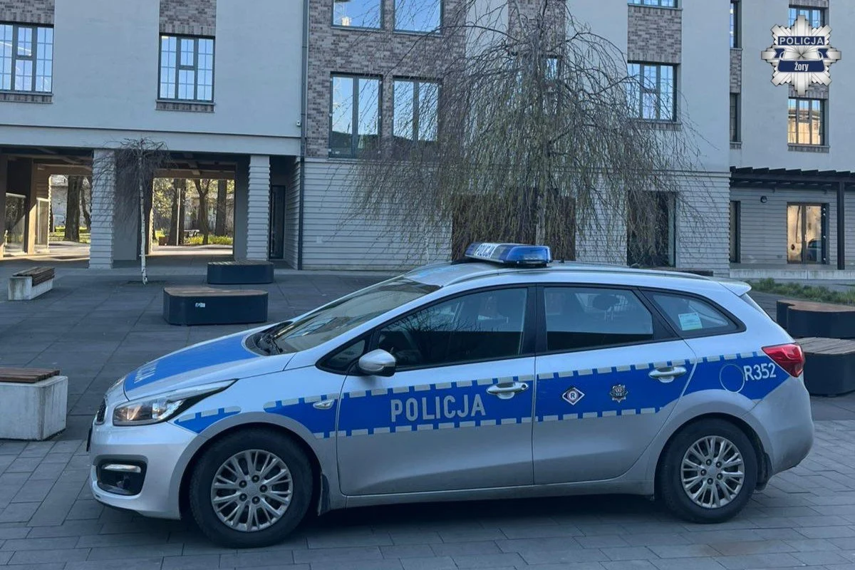 Weszli do autobusu z wózkiem sklepowym. 40-latka trafiła za kratki