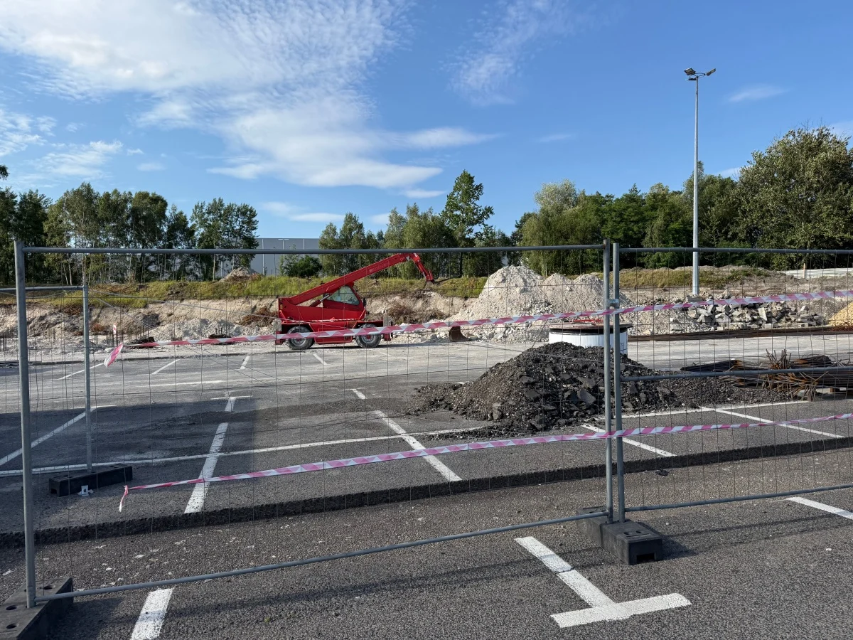 Nowy park handlowy przy Castoramie w Rudzie Śląskiej. Na placu budowy widać już postępy