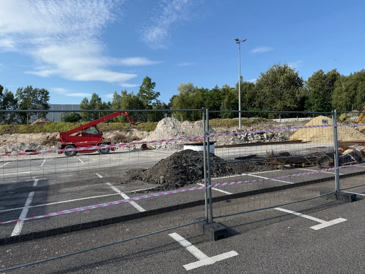 Nowy park handlowy przy Castoramie w Rudzie Śląskiej. Na placu budowy widać już postępy