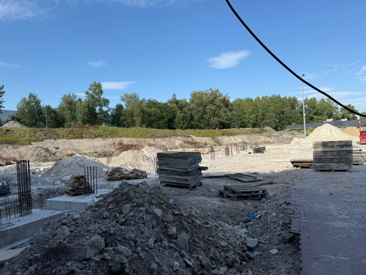 Nowy park handlowy przy Castoramie w Rudzie Śląskiej. Na placu budowy widać już postępy