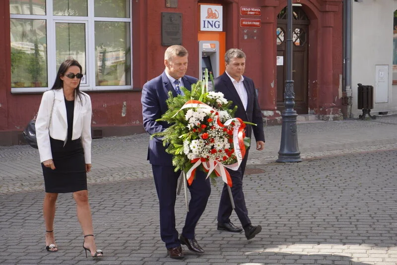 104. rocznica powrotu Żor do Polski. Kwiaty pod pomnikiem na Rynku / fot. UM Żory