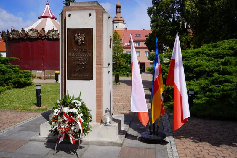 104. rocznica powrotu Żor do Polski. Kwiaty pod pomnikiem na Rynku / fot. UM Żory