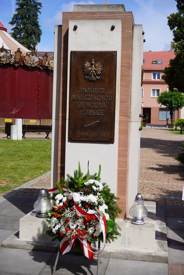 104. rocznica powrotu Żor do Polski. Kwiaty pod pomnikiem na Rynku / fot. UM Żory